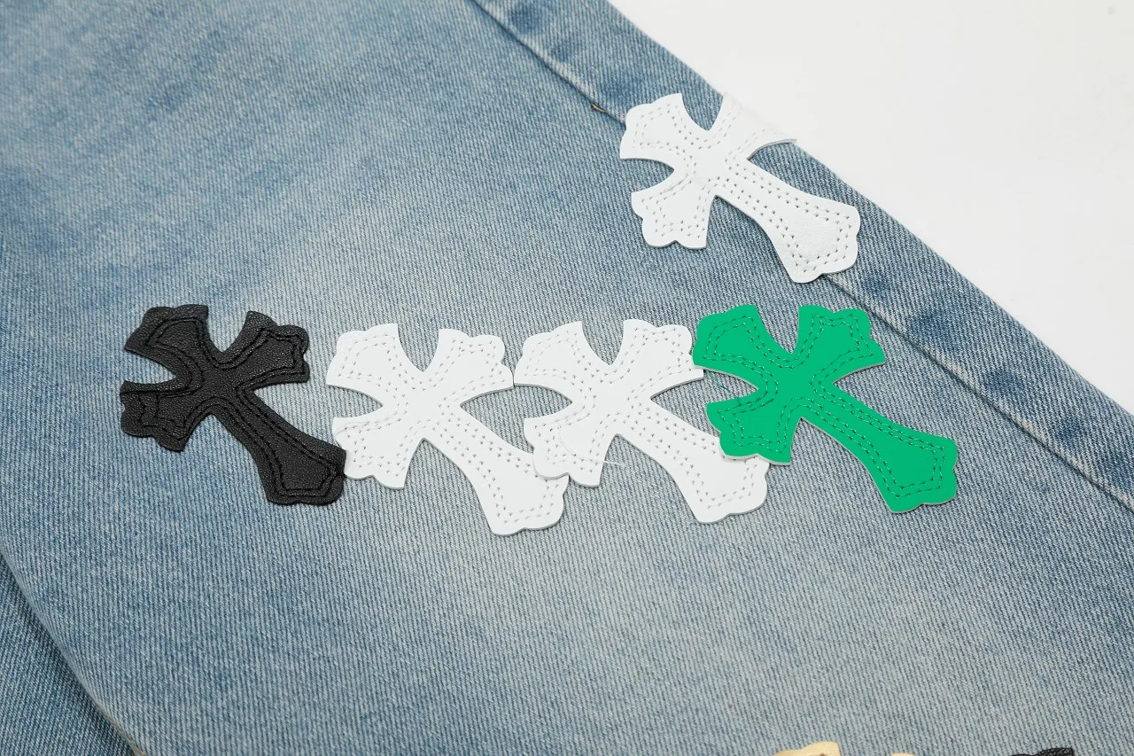 KE973#P250 The only correct leather label version on the market Chrome Hearts CH Cross embroidery distressed jeans Top ceiling quality 100% correct version The correct version is here!  Believe me this must be the best quality you will ever come across! ! Excellent value for money! !  Styles with different washes and textures are very friendly to people with thin legs and thick legs. The straight version is very flattering to the shape of the legs. The moderate length is timeless and easy to match. It is the basis of various styles and a must-have in the wardrobe! ! Add a little stacking to easily control this year's popular clean fit fabric. The fabric is stiff but the upper body is soft without losing texture. The sides and cuffs of some styles have a bone-wash effect. It's really hard not to love it! The outfit effect is immediate! ✅Correctly customize the Croxin metal leather label on the back panel. It is not sold directly with the cross on the finished jeans. 1:1 copying strives for excellence and the details are perfectly grasped. ✅The cross leather label is clear and smooth. Exquisite turning top craftsmanship. ✅Buttons, zippers and hardware are all customized versions of the Croxin LOGO. ✅High-cost washing process. Size: 28 30 32 34 36 (5 sizes)